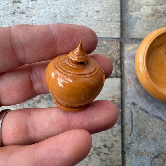Primitive Hand Turned Wood Working Art Vases -Lidded-Mini-Cup-Bowl Vintage Lot. - Picture 6 of 10